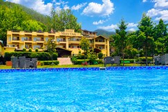 Foxoso Misty Oaks Resort Near Kainchi Dham 8 Kms.