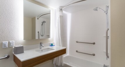Holiday Inn Express & Suites CEDAR FALLS - WATERLOO Room Type - 2 Queen Beds Suite Sofa Bed Comm Access