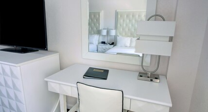 The Roslyn, Tapestry Collection by Hilton Room Type - OYSTER BAY SUITE 1 KING