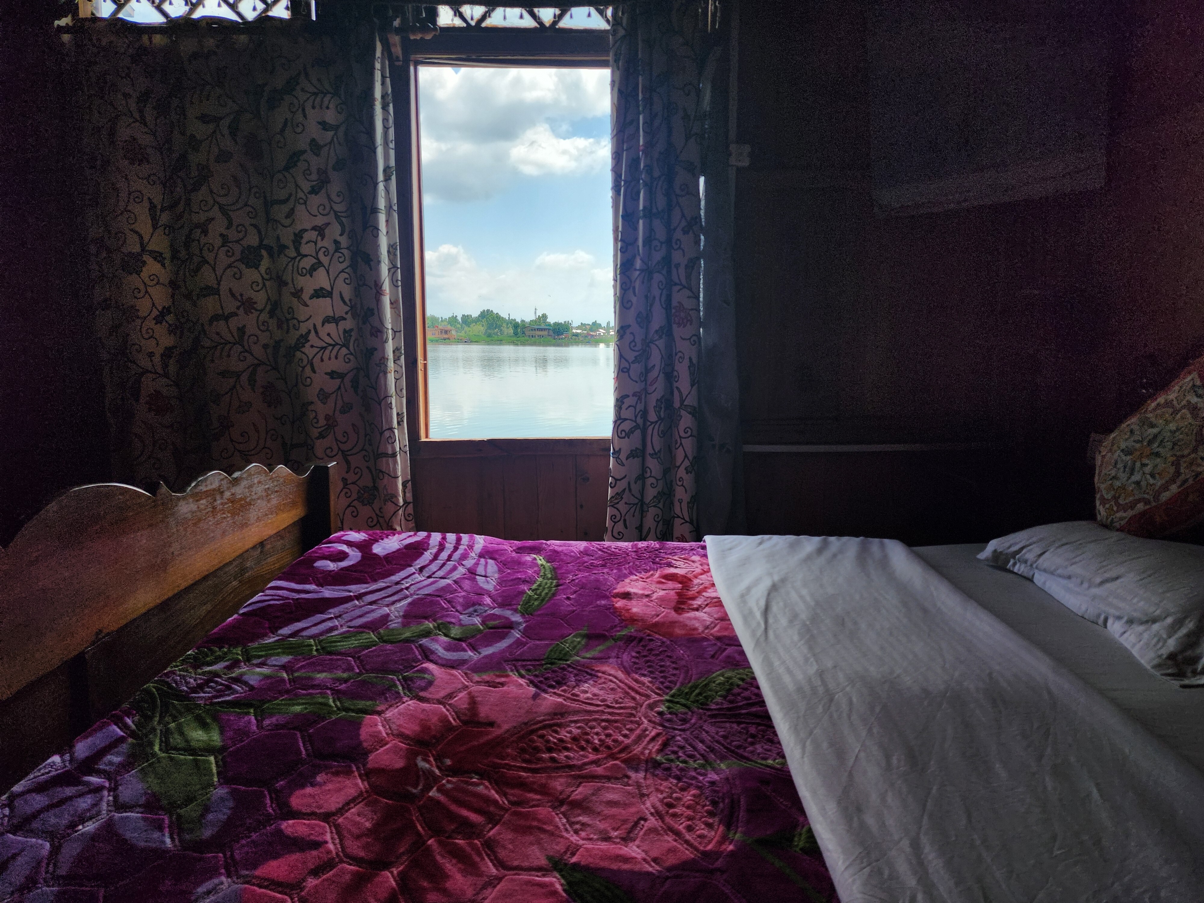 NEW BUCKINGHAM PALACE HERITAGE HOUSEBOAT | HOT & COLD AC - Tap to explore photos