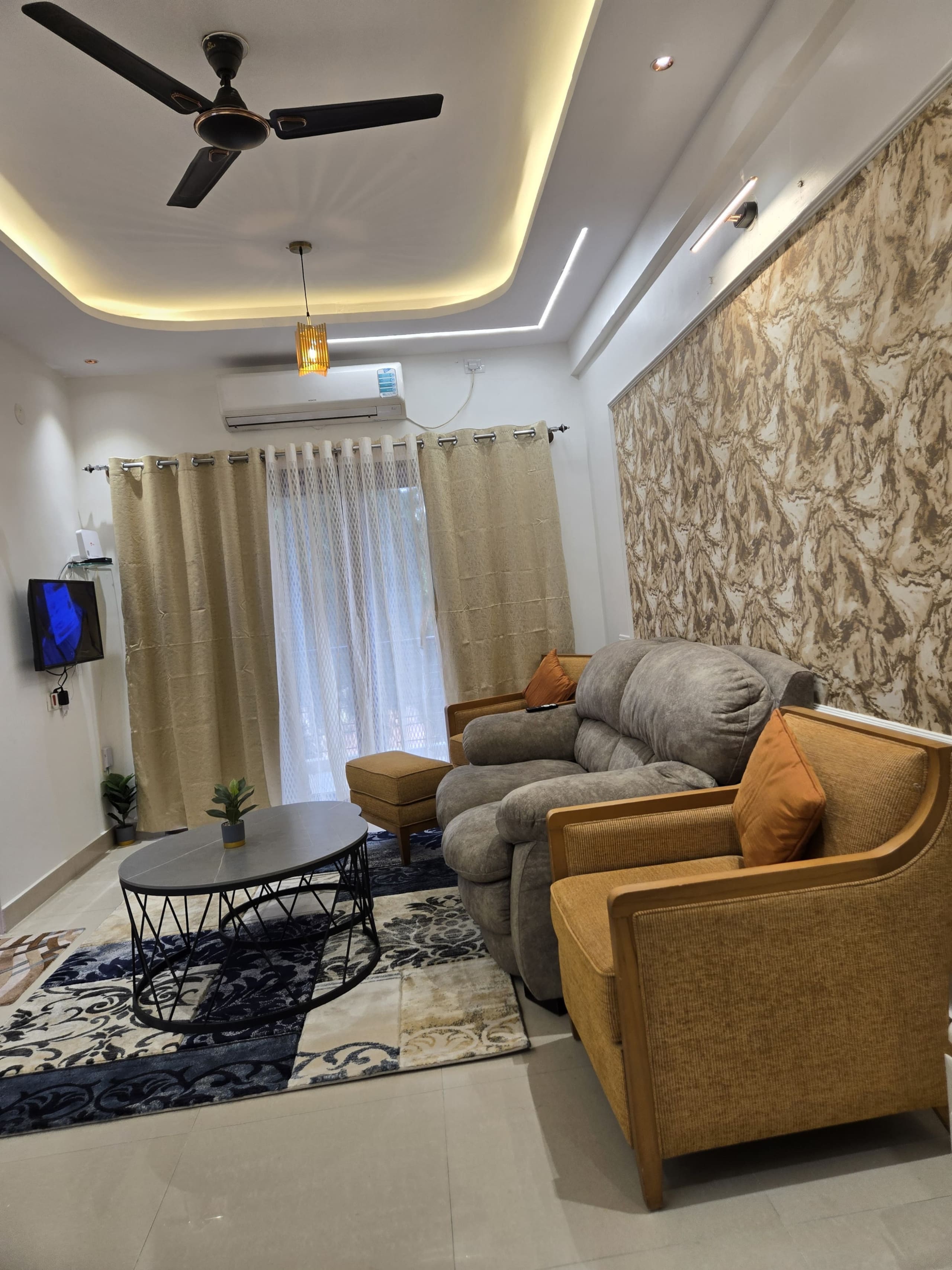 Modern 2bhk flat in Frazer Town w Wi Fi balcony - Tap to explore photos