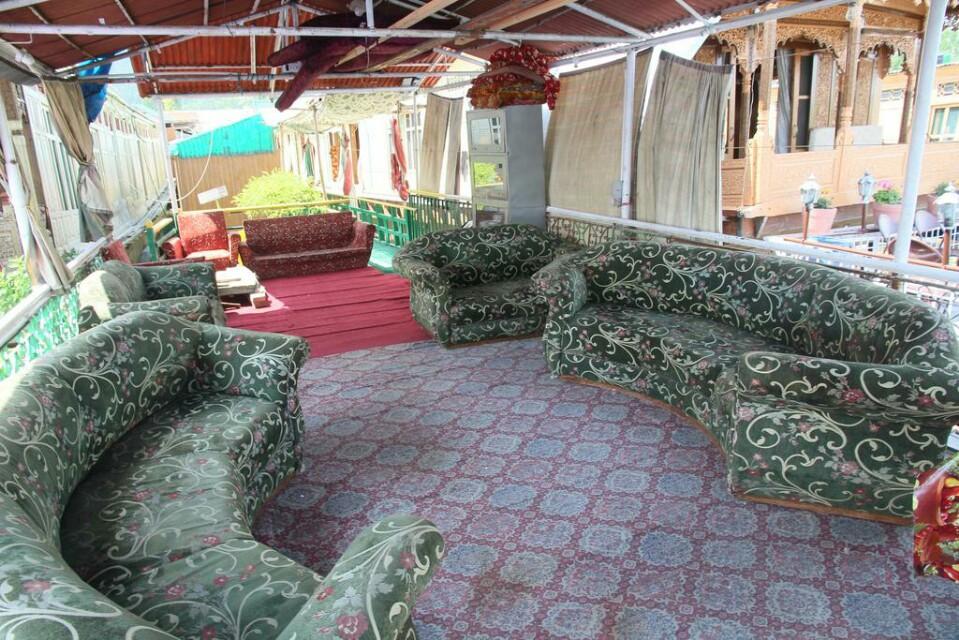 Kings Throne (Deluxe Room Triple Bed Room) - Tap to explore photos