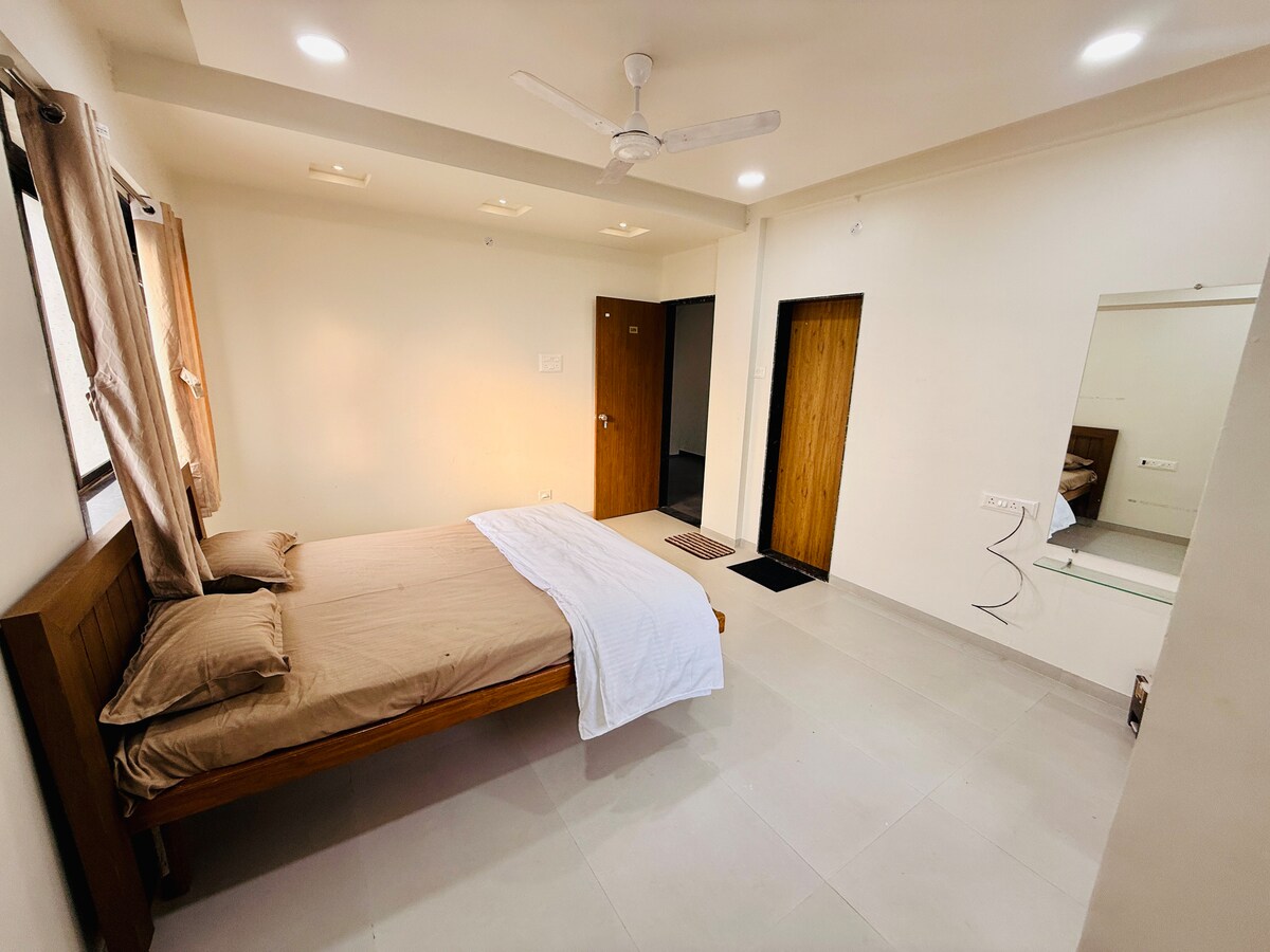 Navyug Delight Resort Rooms Spacious Lawns Park - Tap to explore photos