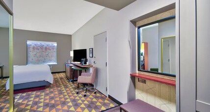 Holiday Inn ERIE Room Type - 1 King Standard Communication Accessible