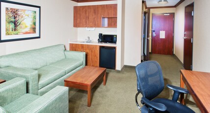 Holiday Inn Express Hotel & Suites Portland-Northwest Downtown Room Type - 1 King Suite Mobil Accessible Tub