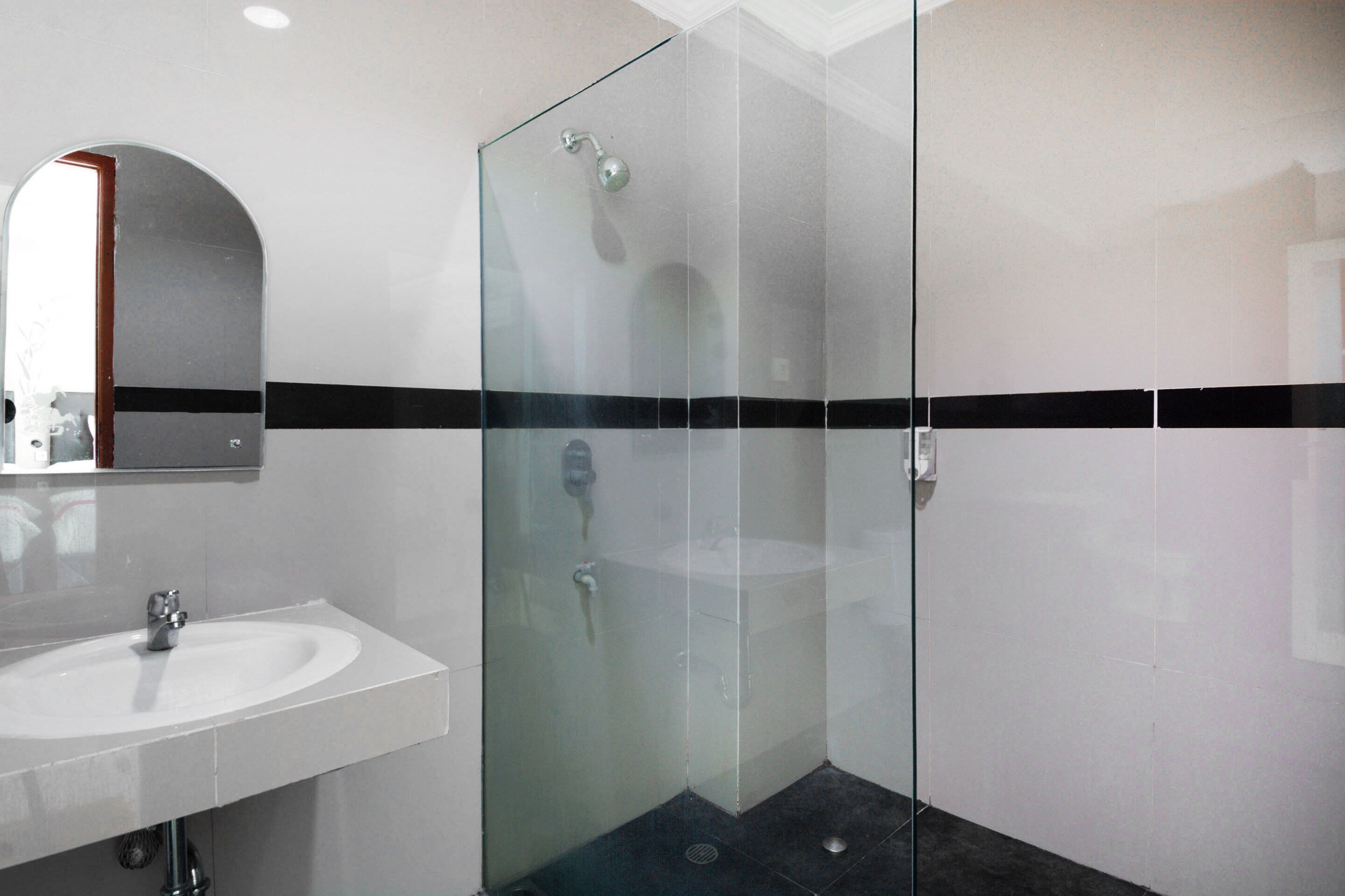 Collection O 3431 Hotel Alpha Bandara - Tap to explore photos