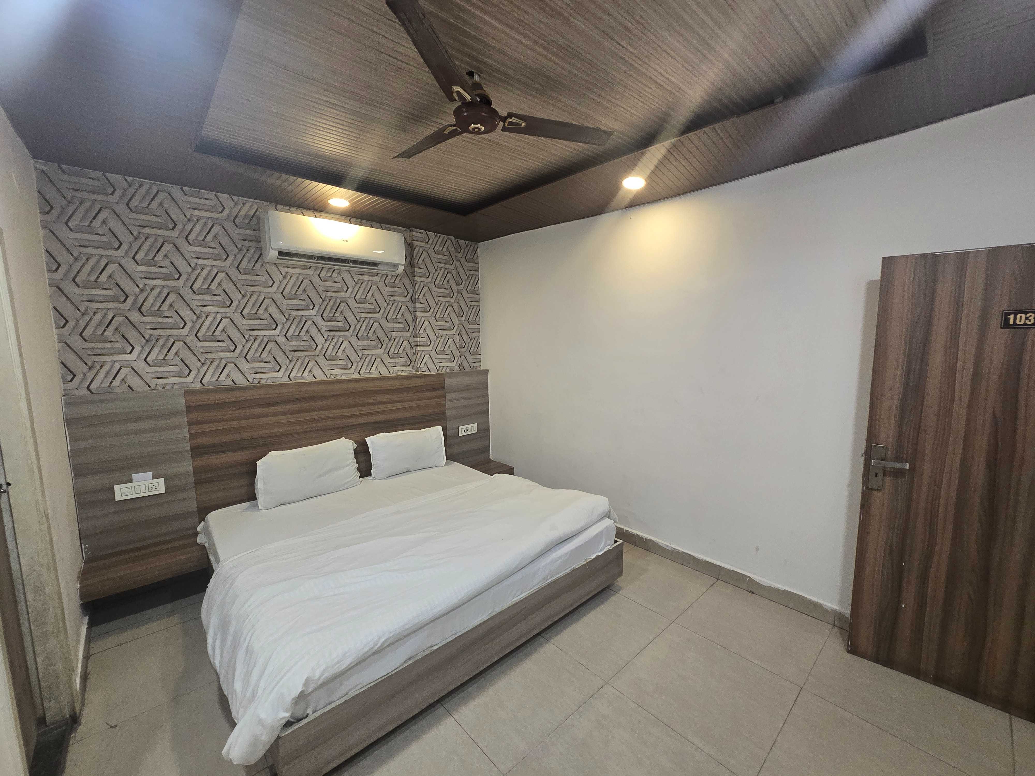 Collection O Guru Nanak Dev University Amritsar Formerly Hotel Tashi - Tap to explore photos