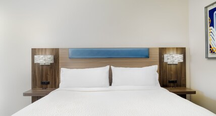 Holiday Inn Express & Suites PRATT Room Type - 1 King Standard