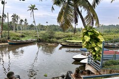 Kingfisher Homestay with Lake View and Pool