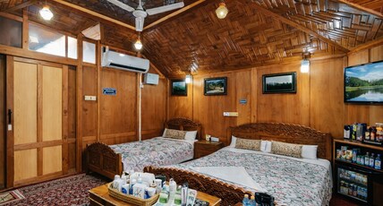 HOUSEBOAT LAVISH PEARL Room Type - DELUXE DOUBLE BEDROOM WITH EXTRA BED