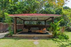 Modern 4BHK Private Pool 4BHK w Lawn Near Anjuna (Seis V2)