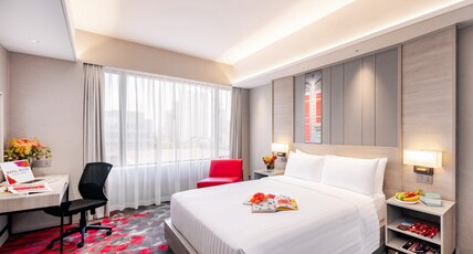 Royal Plaza on Scotts Room Type - Deluxe King