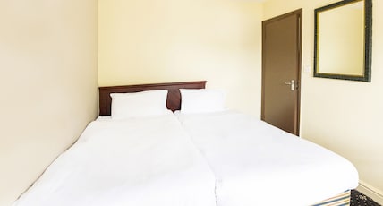 OYO Old Oak Tree Inn Room Type - Standard Triple Room OYO Old Oak Tree Inn Room Type - Standard Triple Room