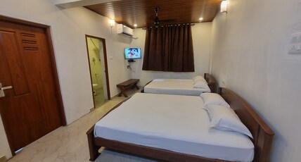 Hotel Arena Room Type - Deluxe Quad Room With Two Queen Beds - AC