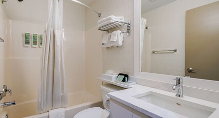 Best Western Peace Arch Inn Room Type - 2 Queen Beds, Non-Smoking, High Speed Internet Access, Kitchenette, Microwave And Refrigerator, Cont Best Western Peace Arch Inn Room Type - 2 Queen Beds, Non-Smoking, High Speed Internet Access, Kitchenette, Microwave And Refrigerator, Cont