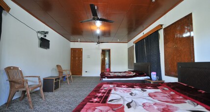 NEW CROWN HOTEL Room Type - Quad Sharing Room