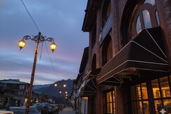 Paradise Hotel Main Market