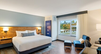 Hotel Indigo SEATTLE EVERETT WATERFRONT Room Type - 1 King Standard Mobil Access Roll Shwr