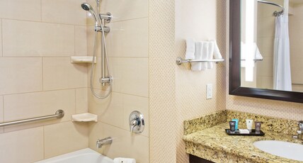 Crowne Plaza ANCHORAGE-MIDTOWN Room Type - 1 Bedroom Suite Communications Accessible Tub