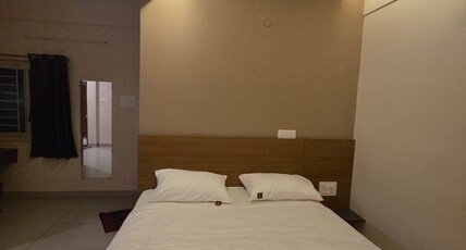 Hotel Sri Murari Room Type - Deluxe Room (1 King Bed)