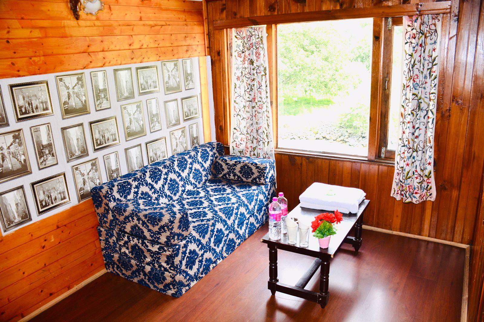 hotel white house - Tap to explore photos