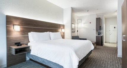 Holiday Inn Express & Suites JASPER Room Type - 1 King Suite Additional Living Area