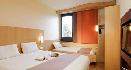 ibis Guingamp - Coeur de Bretagne Room Type - Standard Room with one double bed and one single bed