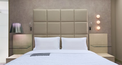 Le Meridien Gurgaon Delhi NCR Room Type - 1 King Bed, Aravalli View, Guest Room with Bathtub Le Meridien Gurgaon Delhi NCR Room Type - 1 King Bed, Aravalli View, Guest Room with Bathtub