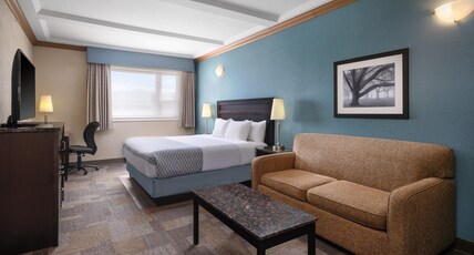 Best Western Plus Kamloops Hotel Room Type - 1 King Bed, Non-Smoking, Top Floor, Sofabed, Microwave And Refrigerator, Wi-Fi, Full Breakfast