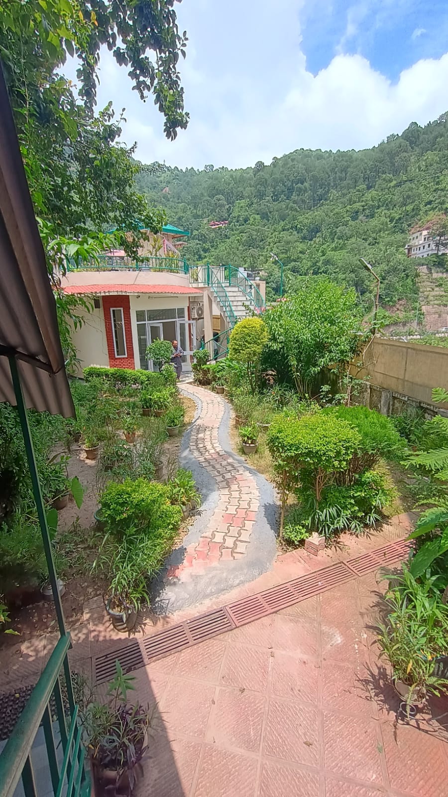 Velcrest - Tap to explore photos