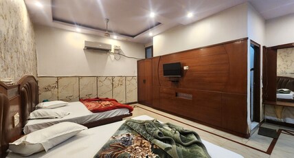 Hotel Step Inn Gold Room Type - Deluxe Triple Bedroom with AC