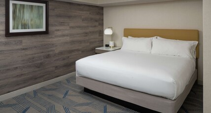 Hilton Durham near Duke University Room Type - 1 KING ALCOVE SUITE