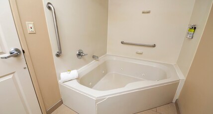 Holiday Inn Express BLOOMINGTON WEST Room Type - 1 King Bed Standard Jetted Tub