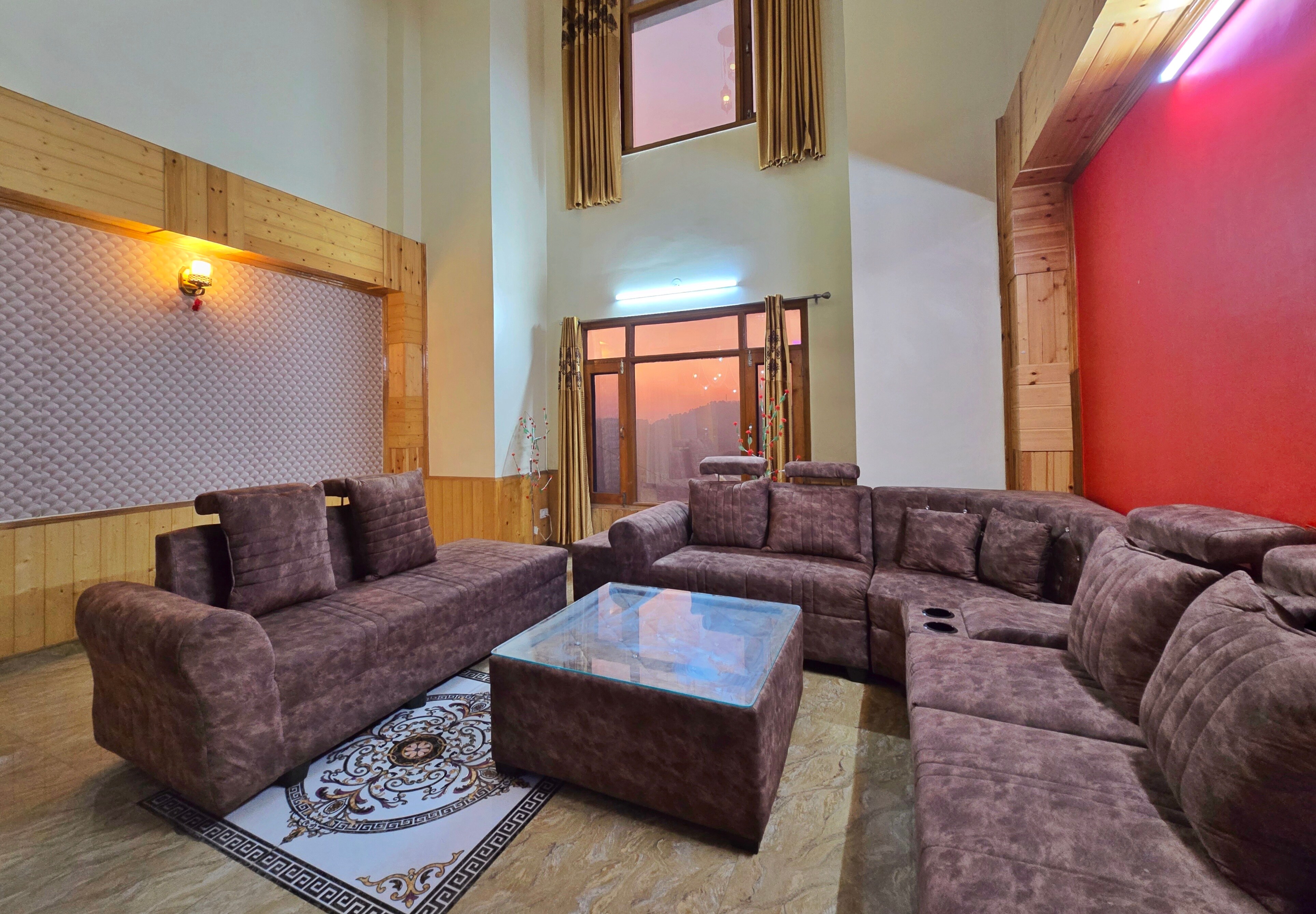 The Cozy Corner Hilltop 360 View Retreat - Tap to explore photos