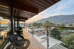 Hotel Green View (Behind Pramarth Niketan)