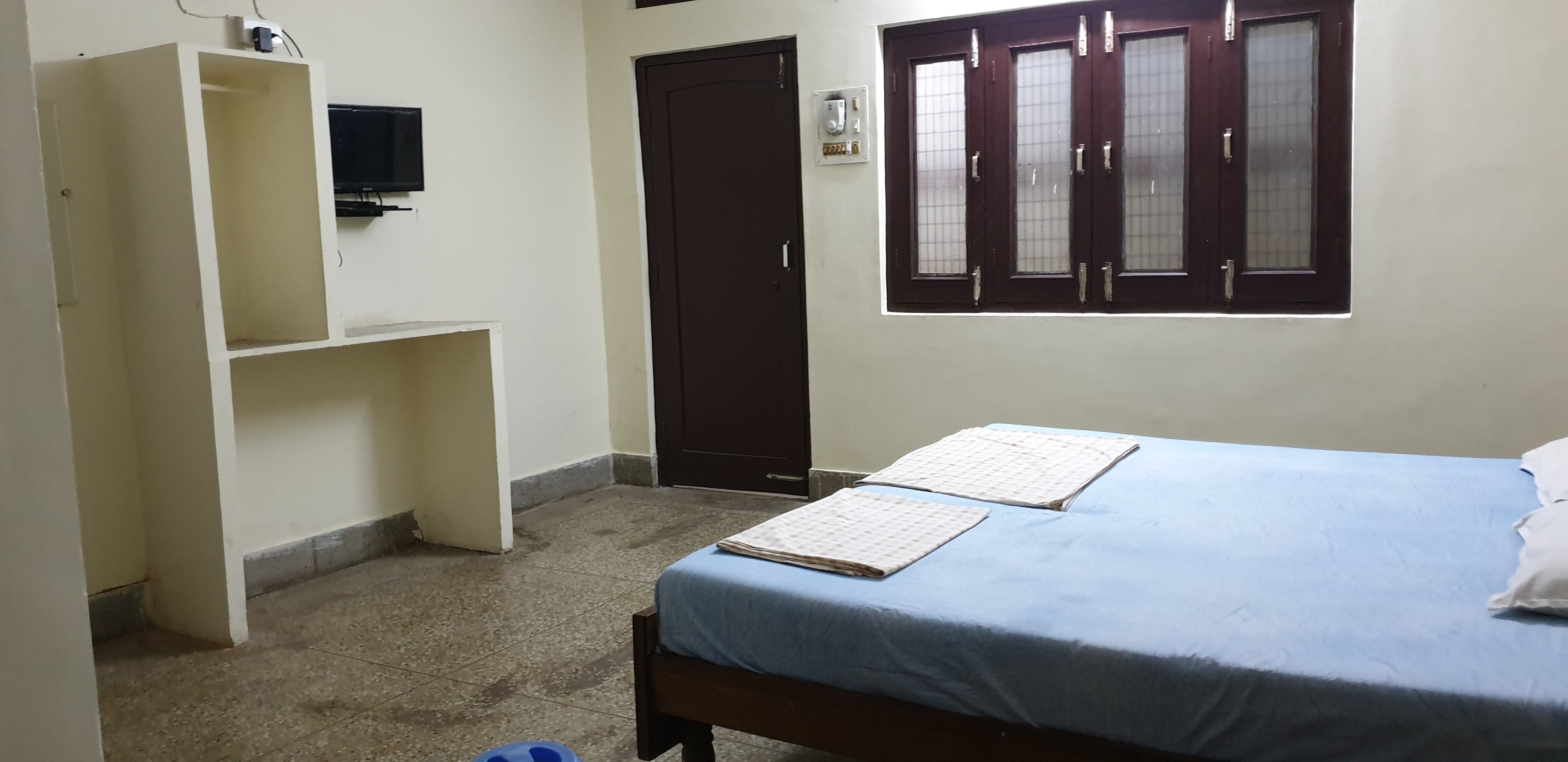 Hotel raj deluxe - Tap to explore photos