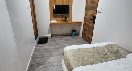 SQUARSTAY LAKEVIEW HOTEL Room Type - Standard Non AC Room