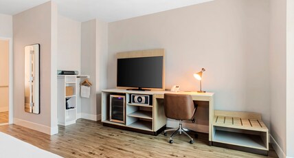 EVEN Hotel WACO - UNIVERSITY AREA Room Type - 1 King Premium Communications Mobility Accessible EVEN Hotel WACO - UNIVERSITY AREA Room Type - 1 King Premium Communications Mobility Accessible