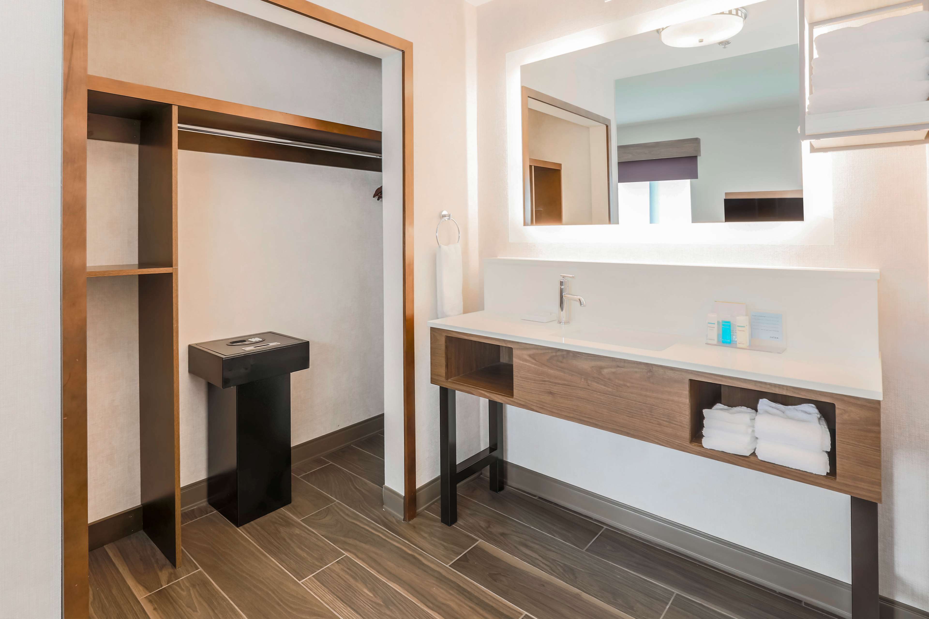 Hampton Inn & Suites Windsor - Sonoma Wine Country - Tap to explore photos