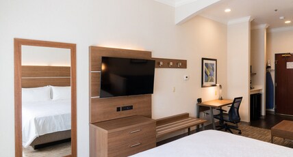 Holiday Inn Express & Suites DAVIS - UNIVERSITY AREA Room Type - 1 King Bed Suite