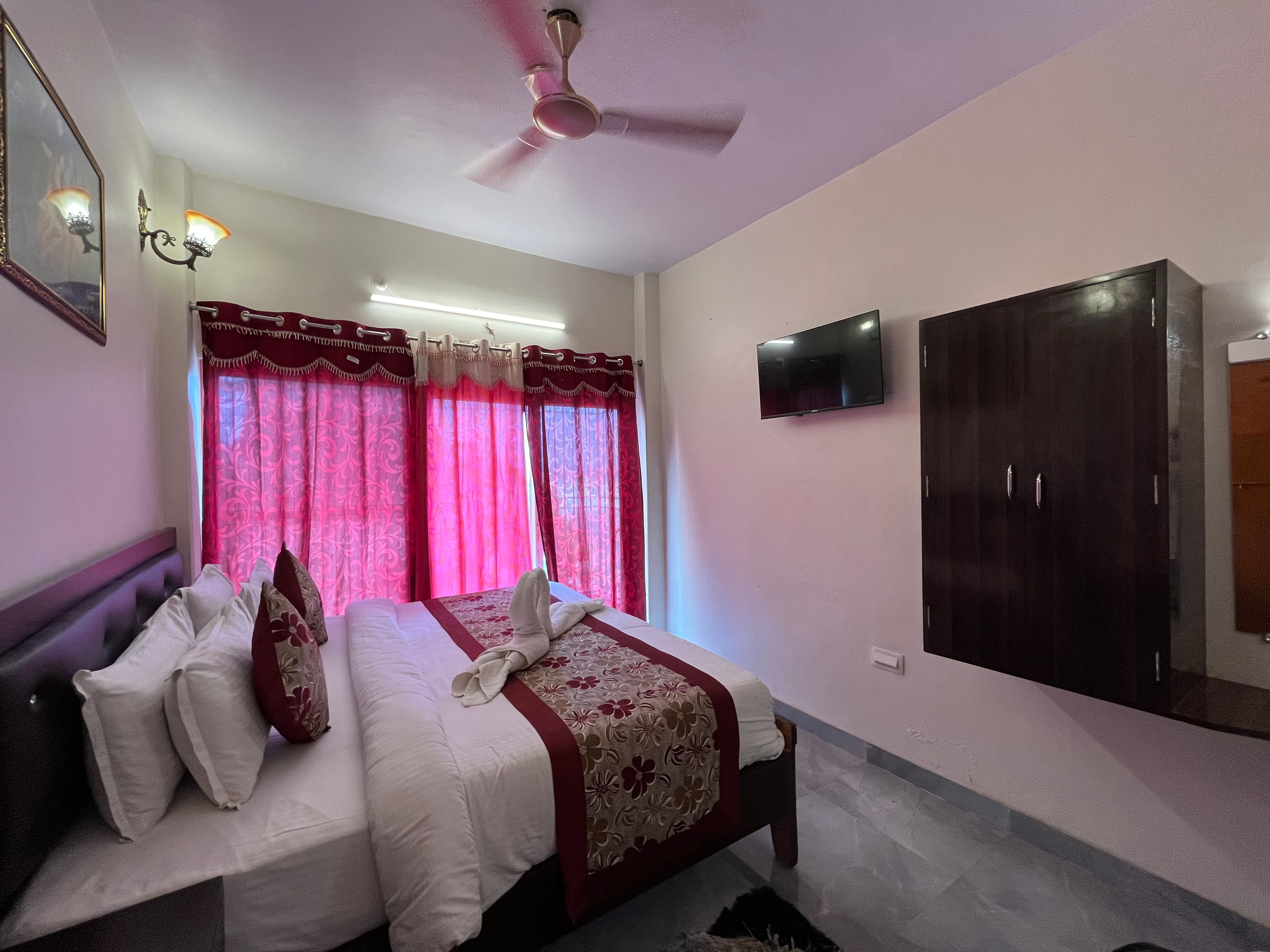 Hotel Shannti Inn with Ganges view - Tap to explore photos