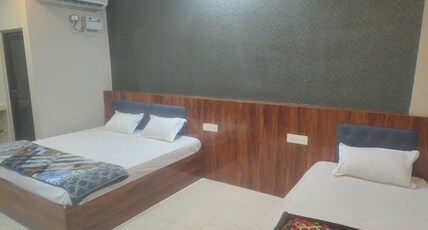 HOTEL DARSH & OM RESTURANT Room Type - 1 Bedroom Family Room with Balcony HOTEL DARSH & OM RESTURANT Room Type - 1 Bedroom Family Room with Balcony