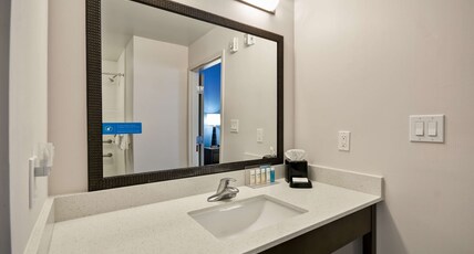 Hampton Inn by Hilton Kenedy Room Type - 1KN STDO MIC FRIDG WTBR NS