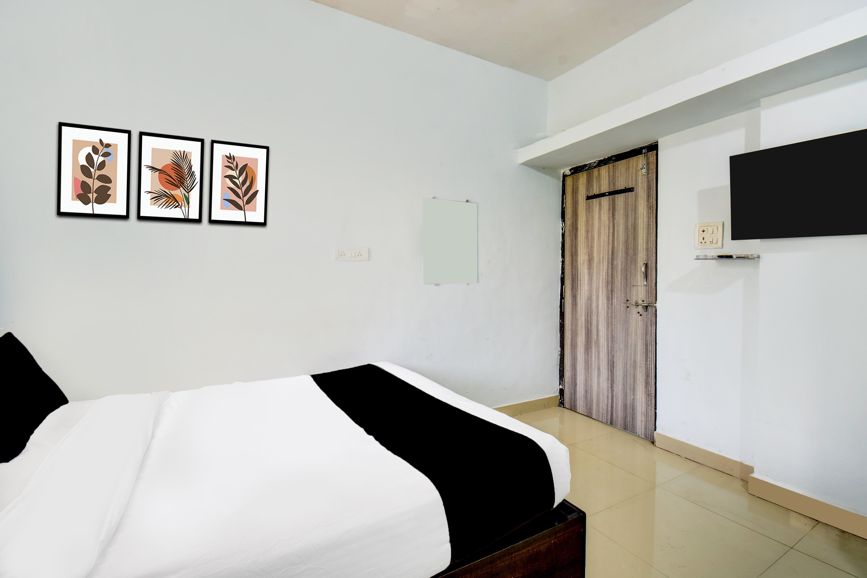 Flagship OYO Hotel Happy Stay - Tap to explore photos