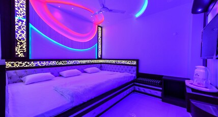 HN PALACE Homestay Agra Room Type - Family room with shower