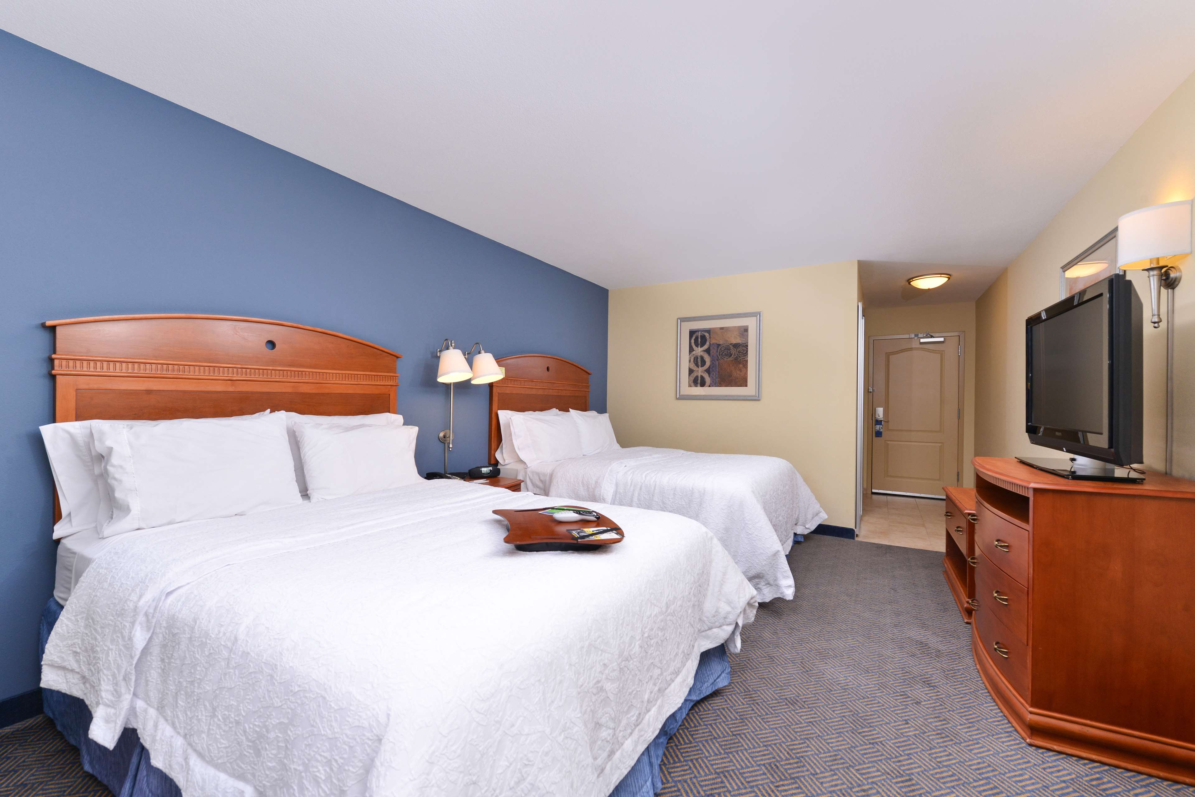 Hampton Inn by Hilton Evanston - Tap to explore photos
