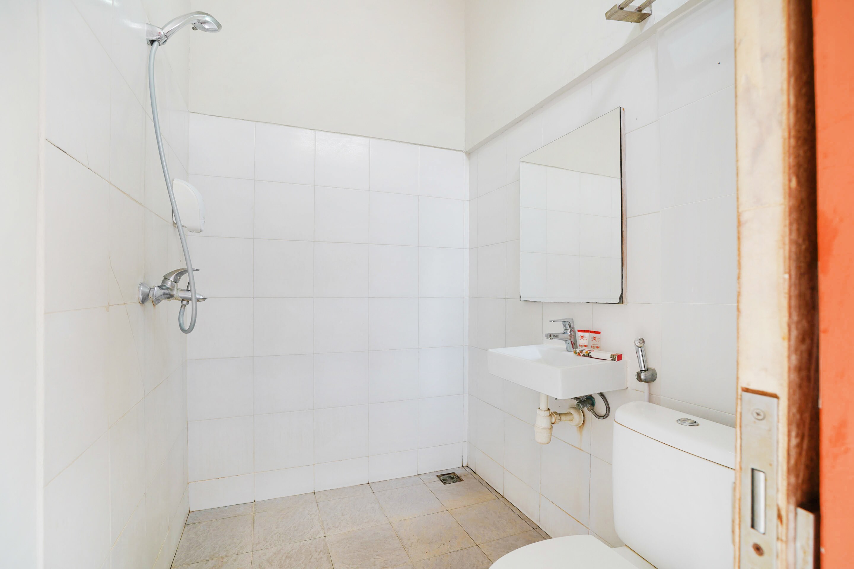 OYO 1638 Cityzen Renon Hotel - Tap to explore photos
