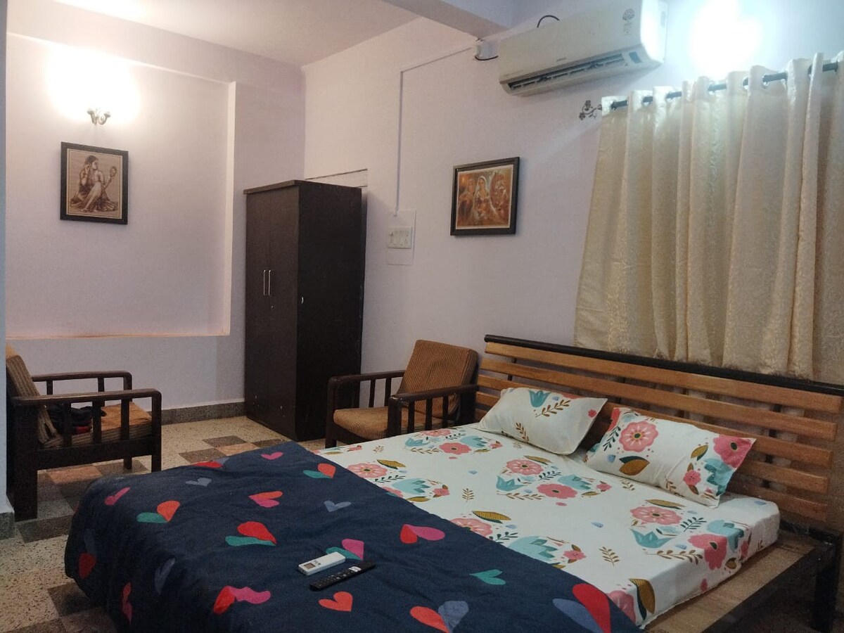 4BHK Portuguese Villa, 5 mins to Calangute beach - Tap to explore photos