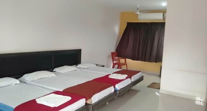 i-Roomz Hoysala Residency Room Type - Deluxe Quarter Bed AC