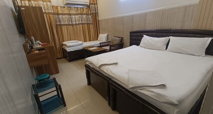Sardar  House Room Type - Triple Sharing Semi Deluxe Room
